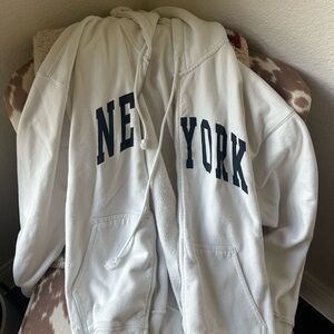 BRANDY MELVILLE NEW YORK ZIP UP